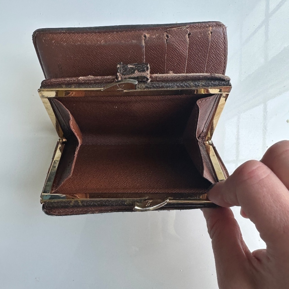 Louis Vuitton - Picture 3 of 4